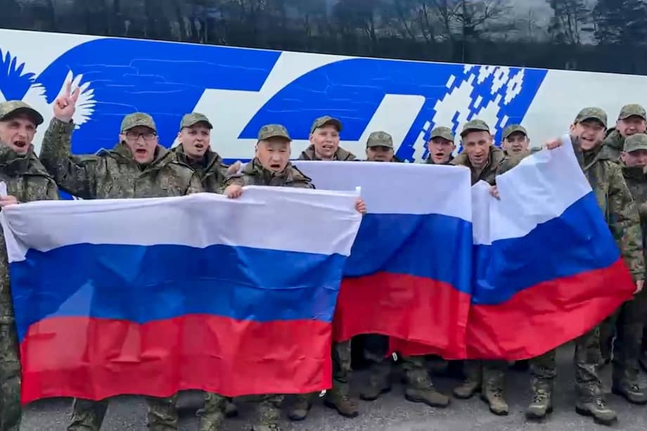 Imagen de prisioneros rusos reaccionando tras un intercambio en Bielorrusia el 24 de abril de 2026.