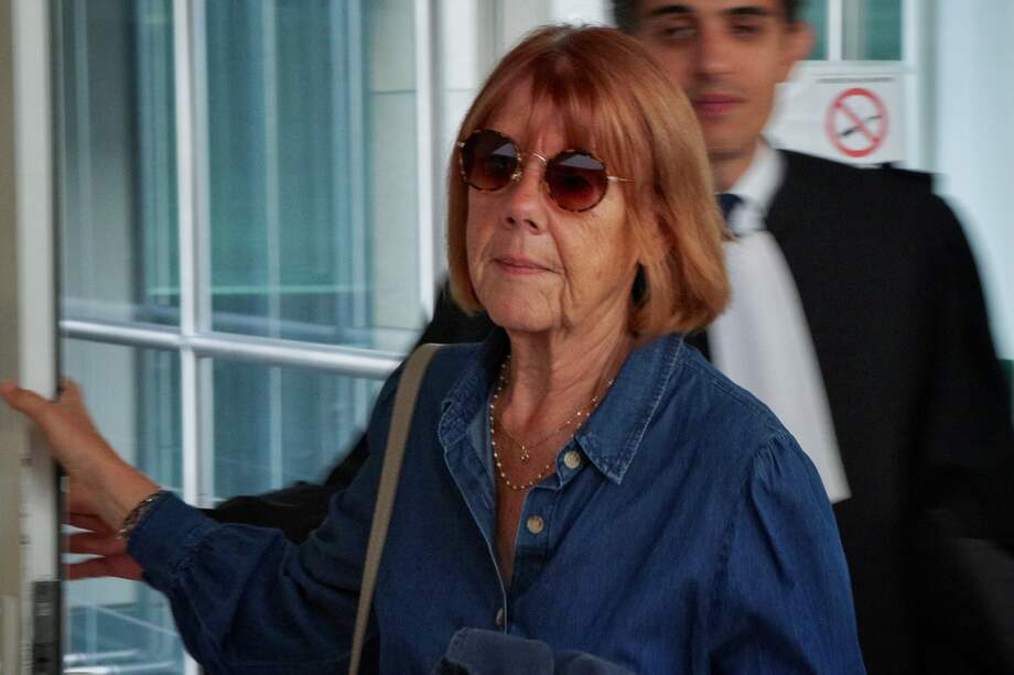 La víctima Gisèle Pelicot (c) llega al Palacio de Justicia para asistir a la sesión de tarde del 12º día del juicio en los tribunales de Aviñon, Francia, este miércoles.