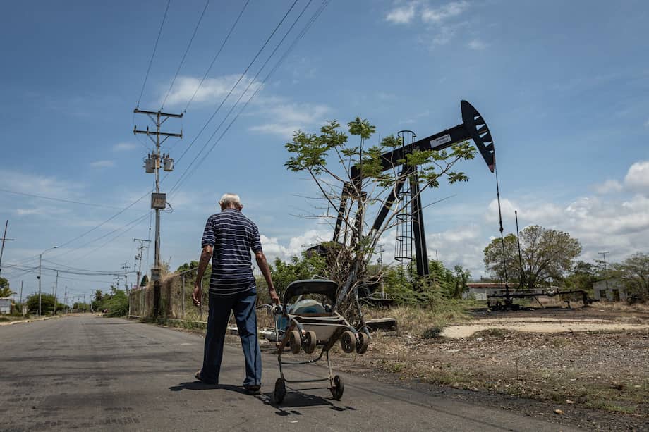 Un hombre camina junto a una unidad de bombeo de petróleo este martes, en Maracaibo (Venezuela)