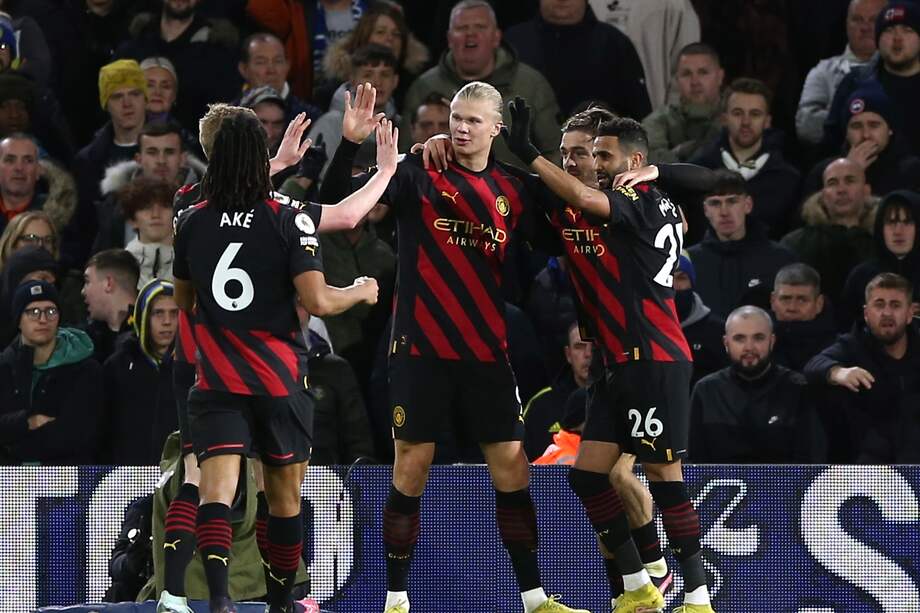 Erling Haaland celebra con sus compañeros uno de los goles que anotó en la victoria de Manchester City frente a Leeds.