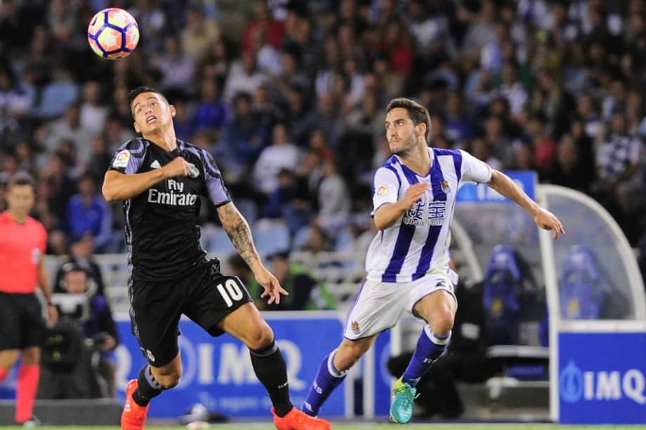El colombiano de Real Madrid, James Rodríguez (i), durante el partido de este domingo contra Real Sociedad. / AFP