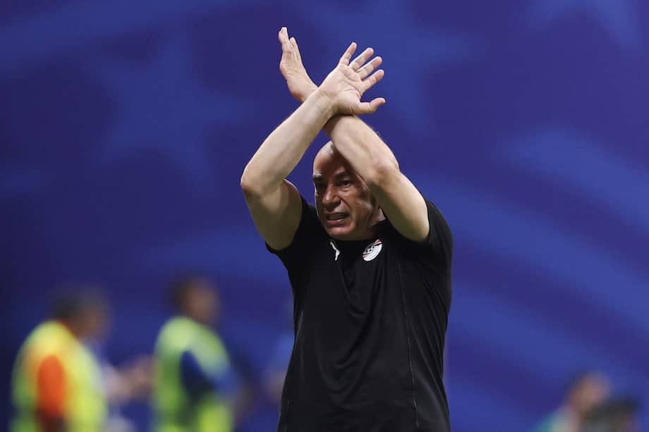 Hossam Hassan, DT egipcio, haciendo el gesto de racismo en el partido entre Argentina y Egipto por los octavos de final de la Copa Mundial de la FIFA 2026.