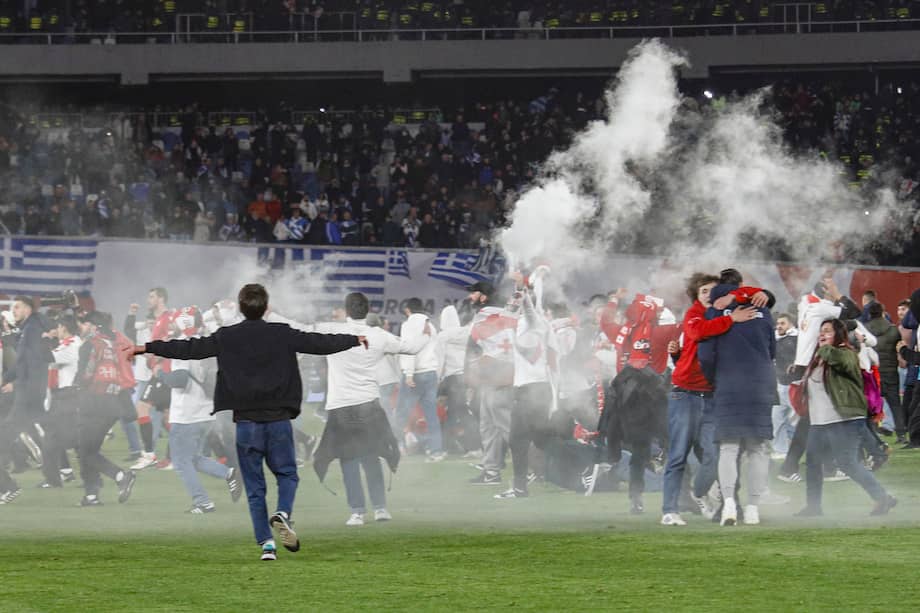 Los jugadores y aficionados de Georgia celebran durante el play-off de la UEFA EURO 2024 entre Georgia y Grecia en Tbilisi, Georgia, el 26 de marzo de 2024.