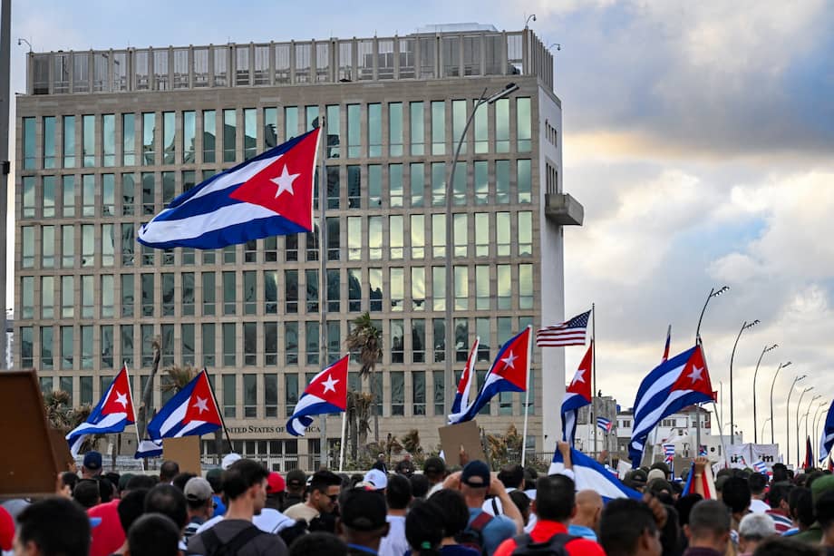 Cubanos marchan frente a la embajada de Estados Unidos en La Habana, el 20 de diciembre de 2024, durante una manifestación contra el bloqueo y la permanencia de Cuba en la lista de países patrocinadores del terrorismo. - Varios cientos de miles de cubanos, encabezados por el líder comunista Raúl Castro, marcharon el viernes frente a la embajada de Estados Unidos en La Habana para exigir el fin del bloqueo de Washington, un mes antes de que Donald Trump regrese a comandar la Casa Blanca. (Foto de YAMIL LAGE / AFP)