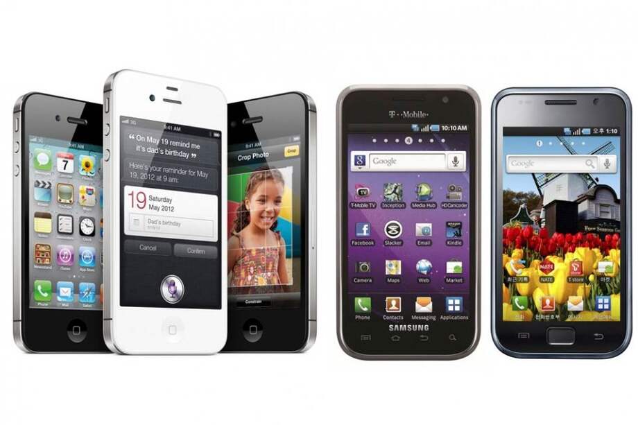 Los iPhones (d) de Apple junto a los Galaxy (d) de Samsung. Foto: EFE