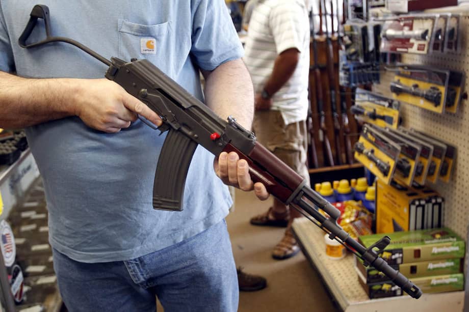 La pandemia de coronavirus disparó la compra de armas en todo el país, según datos del FBI, así como la violencia con armas de fuego.