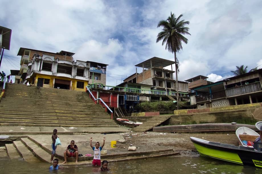 Roberto Payán, enero 8 de 2019.Foto: Jaime ArochaVa a ser un año cuando alistábamos el viaje para conocer el territorio sonoro de los telembíes. Lo forman Barbacoas, Magüí Payán y Roberto Payán, puertos ribereños del Pacífico nariñense. Hacíamos los montoncitos de ropa, medicinas, libretas y cámara, al mismo tiempo que tratábamos de imaginar cómo iría a ser la muy solemne y concurrida fiesta en honor a Jesús Nazareno que los magüiseños celebran entre el 3 y el 6 de enero. No se nos pasaba por la mente que uno de los encuentros más significativos iba a ser con la maestra Ana Iris Castillo, compositora de la canción Vuelve, campesino, galardonada en el Festival Petronio Álvarez de 2018. Animada por la firma del Acuerdo de Paz con las Farc-Ep, mediante sus versos ella alentaba a los desterrados de Roberto Payán para que regresaran a su pueblo y reconstruyeran las vidas que la guerra les había truncado.