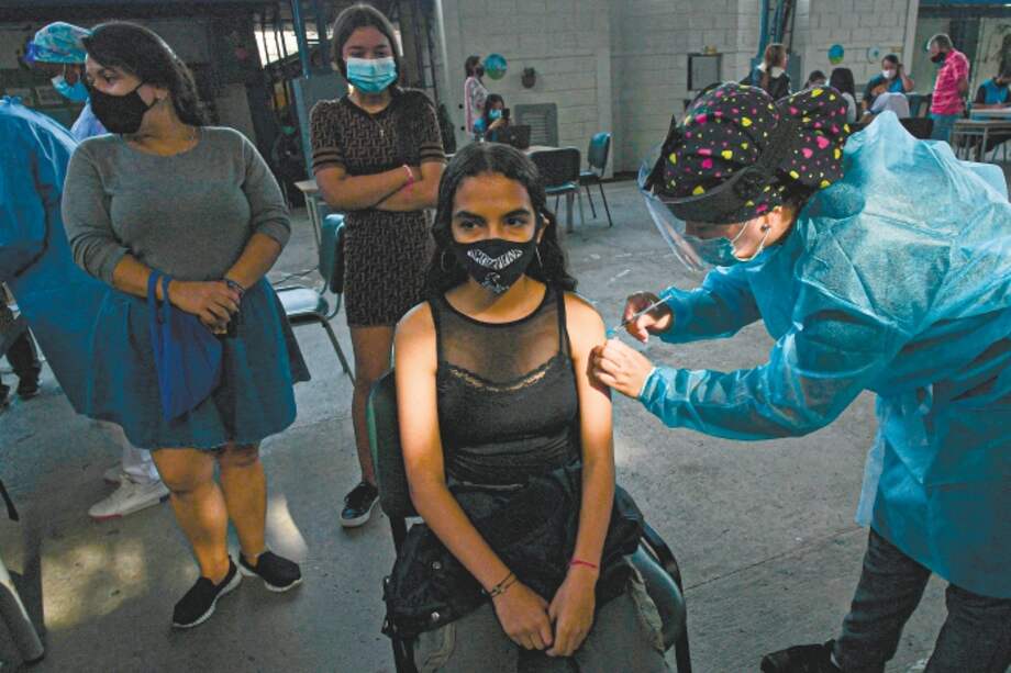 Los ensayos clínicos de vacunas contra el COVID-19 no exploraron efectos secundarios en la menstruación. / AFP