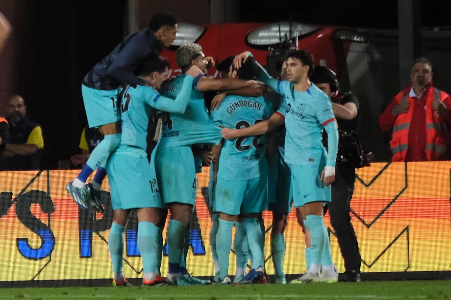 El centrocampista del FC Barcelona Ilkay Gündogan (c) celebra con sus compañeros tras marcar el 1-2 de penalti durante el encuentro de la jornada 19 de Liga en Primera Dicvisión que UD Las Palmas y FC Barcelona disputan hoy jueves en el estadio de Gran Canaria, en Las Palmas.