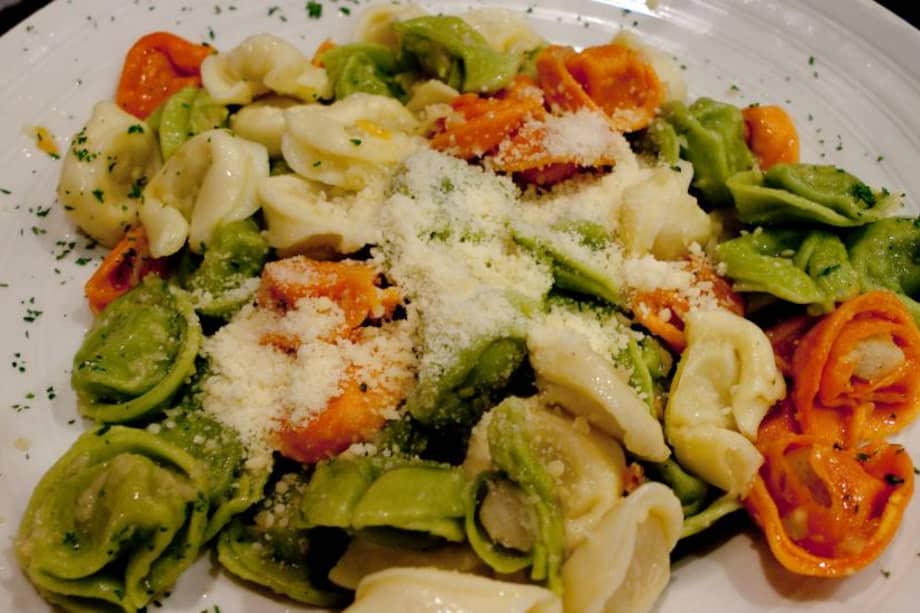 Tortellini al formaggio, pomodoro e basilico