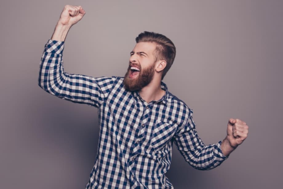 Hombre celebrando