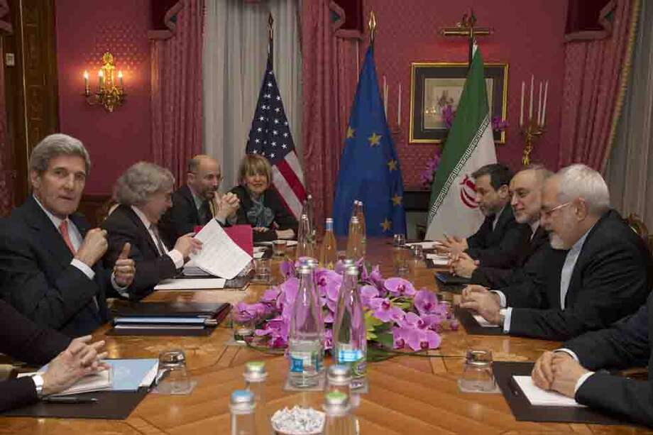 El Secretario de Estado John Kerry se sienta con su delegación durante una reunión de negociación sobre el programa nuclear de Irán con el canciller Javad Zarif de Irán en Lausana el 19 de marzo 2015. / AFP
