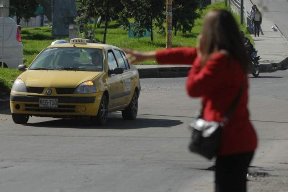 Tarifas de taxi en Bogotá aumentarán 13% y podría llegar a 20%