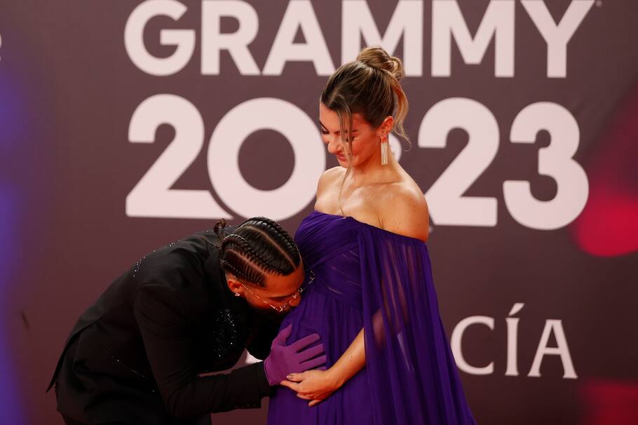 Seguidores de Maluma aseguran que el músico colombiano se ve más feliz que nunca gracias al embarazo de su novia, Susana Gómez.