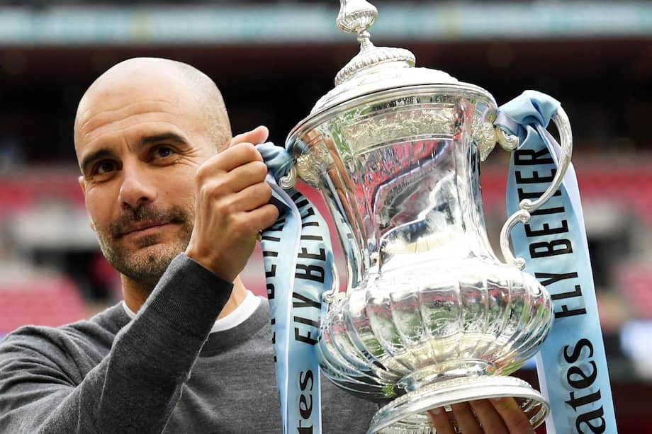 LONDRES (Reino Unido), 22/05/2026.- El entrenador del Manchester City, Pep Guardiola, posa con el trofeo tras la final de la FA Cup inglesa entre el Manchester City y el Watford en el estadio de Wembley en Londres, Gran Bretaña, 18 de mayo de 2019 (reeditado el 22 de mayo de 2026). El Manchester City anunció el 22 de mayo de 2026 que el entrenador Pep Guardiola dejará el club al final de la temporada actual tras 10 años al frente.