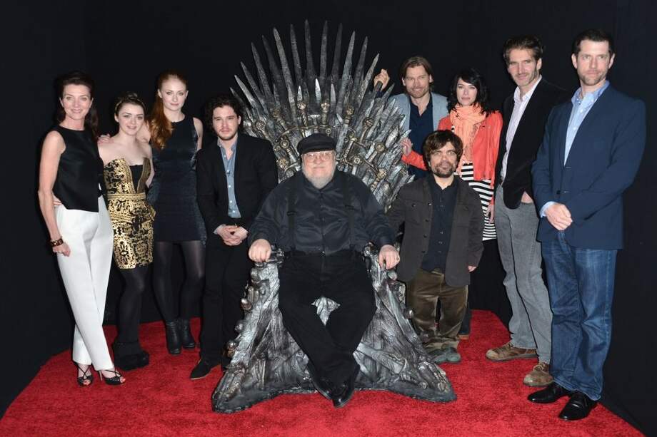 Los actores Michelle Fairley, Maisie Williams, Sophie Turner, Kit Harington, el productor ejecutivo George R.R. Martin, los actores Nikolaj Coster-Waldau, Peter Dinklage, Lena Headey, y los creadores David Banioff y D.B. Weiss durante el estreno de la tercera temporada de "Juego de Tronos" en Hollywood, California. / AFP
