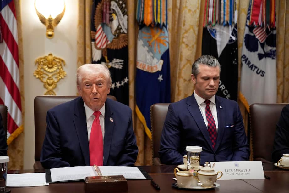 Donald Trump inaugura reunión de su gabinete en la Casa Blanca con Pete Hegseth presente.