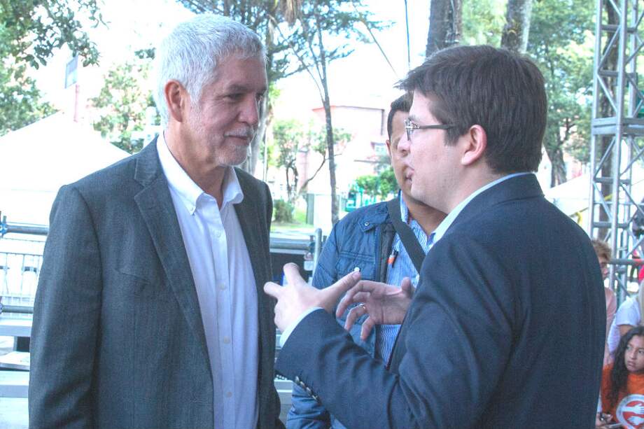 Uribe (derecha) es uno de los principales defensores de los proyectos del alcalde Enrique Peñalosa. / Alcaldía de Bogotá.