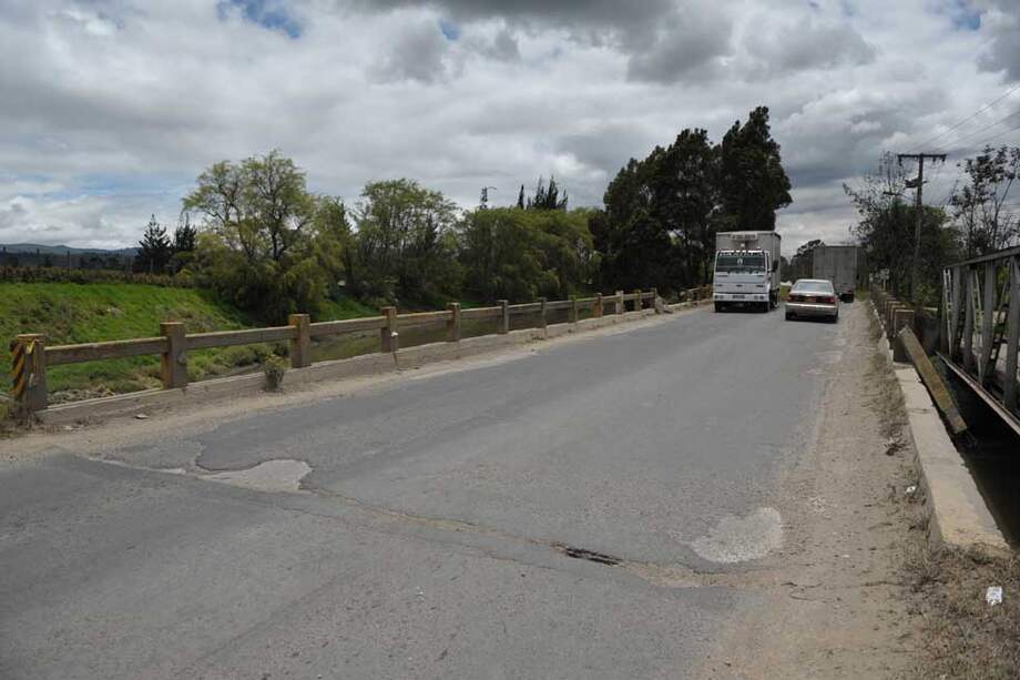 El puente de la Virgen define el límite vial entre Cota y Bogotá. Según el IDU, el Acueducto ha hecho algunas reparaciones preventivas. / Óscar Pérez - El Espectador