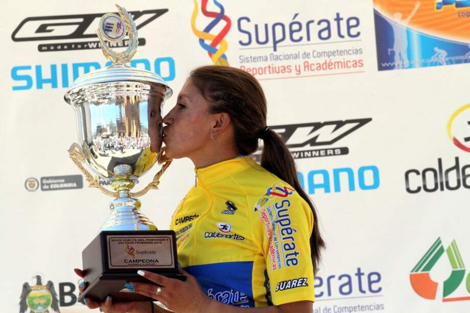 Liliana Moreno y su trofeo de campeona