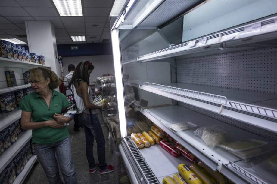 Los controles de precios y la falta de dólares para los importadores han vaciado las tiendas de muchos bienes básicos. / Bloomberg News