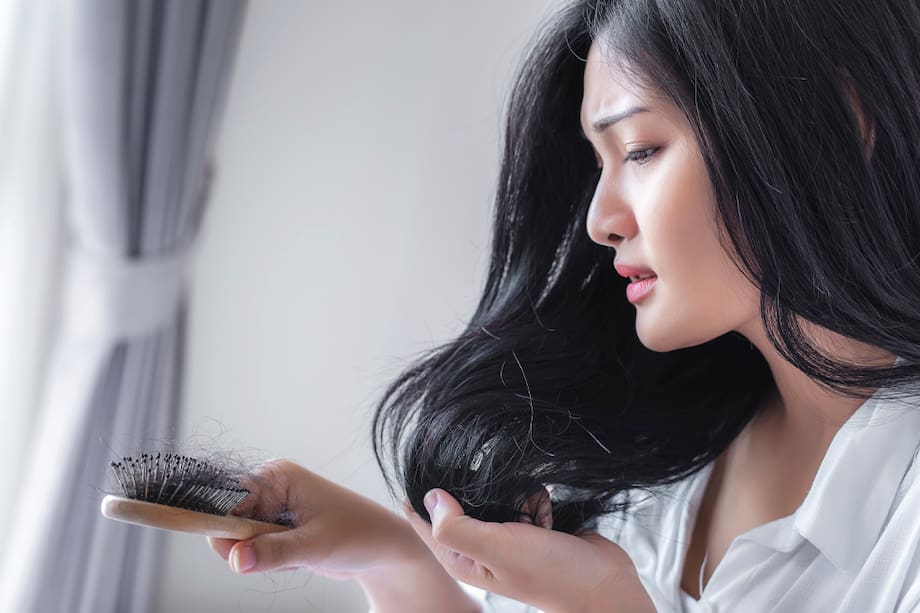 El cabello crece en promedio 1.25 cm al mes, pero su velocidad puede variar según la genética, la alimentación y los cuidados capilares.