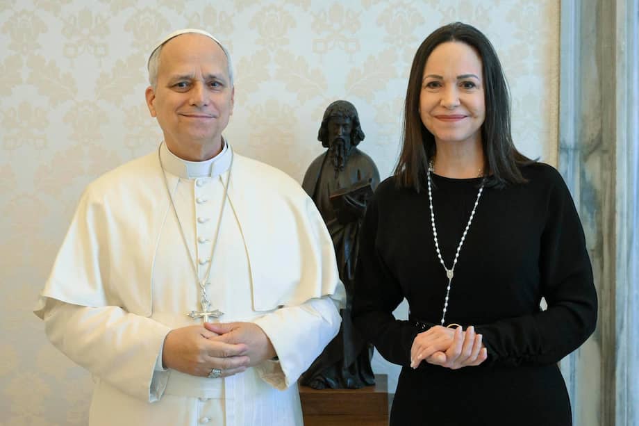Una imagen proporcionada por US Vatican Media muestra al papa León XIV (izq.) reunido con María Corina Machado, líder de la oposición venezolana y ganadora del Premio Nobel de la Paz 2025, en la Ciudad del Vaticano, el 12 de enero de 2026.