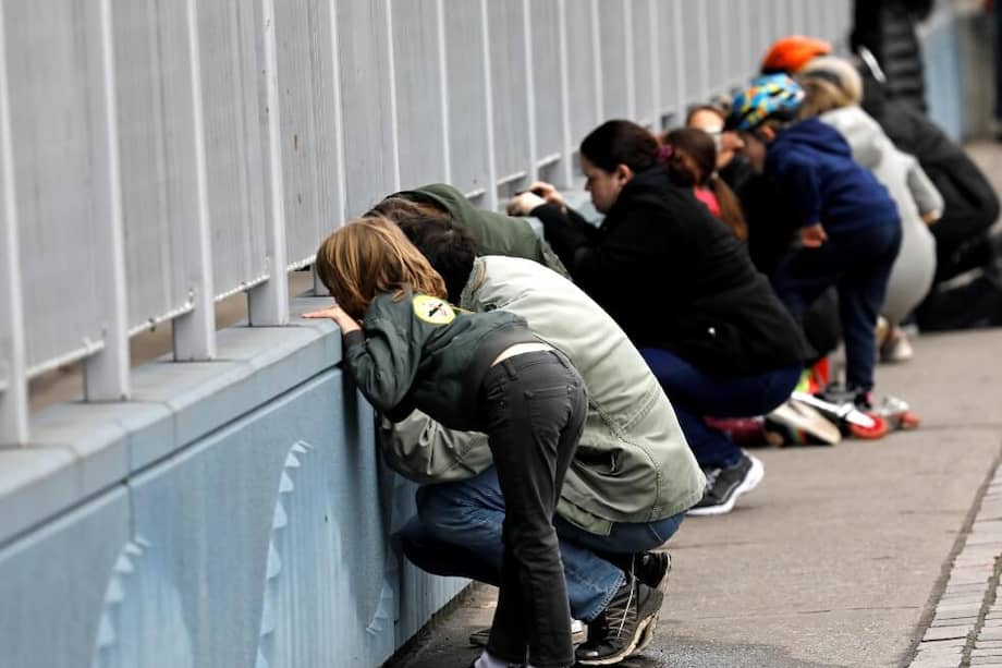 Curiosos miran en Nueva York la llegada del buque Comfort que servirá de hospital en medio de la crisis por coronavirus. / EFE