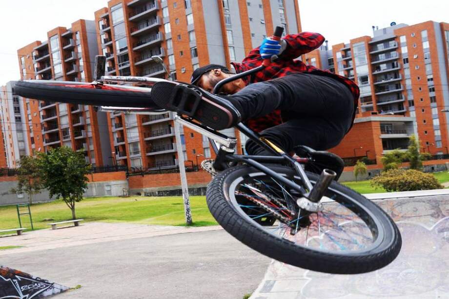 Las espectaculares piruetas y acrobacias de los bikers en Bogotá