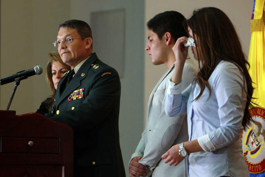 En su comparecencia ante los medios para explicar su secuestro, el general Rubén Darío Alzate estuvo acompañado de su esposa y sus dos hijos. / EFE