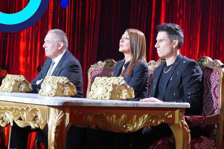 En el primer capítulo de la competencia de canto nueve imitadores fueron altamente elogiados y otros estaban "en el lugar equivocado".