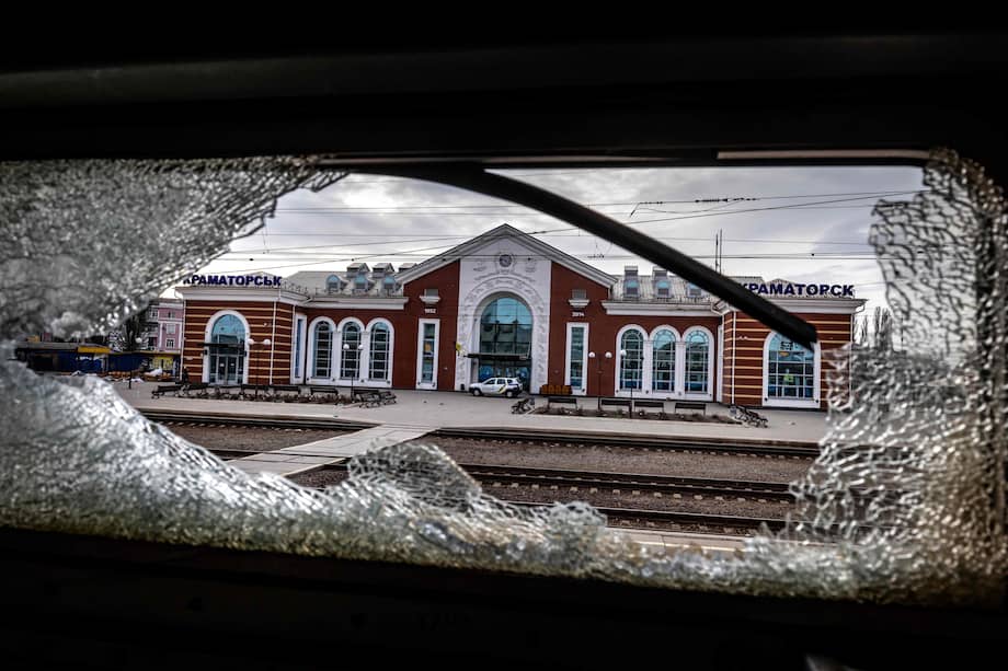 Esta fotografía muestra la estación de tren de Kramatorsk, vista desde un vagón, después de un ataque con cohetes en la ciudad del este de Ucrania.