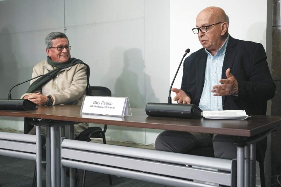 Otty Patiño, jefe negociador del Gobierno en los diálogos con la guerrilla del ELN; junto a Pablo Beltrán, jefe negociador de esa guerrilla, durante una rueda de prensa el 10 de octubre, el día en que la mesa de diálogos sesionó por primera vez en Colombia. (AP Photo/Fernando Vergara)