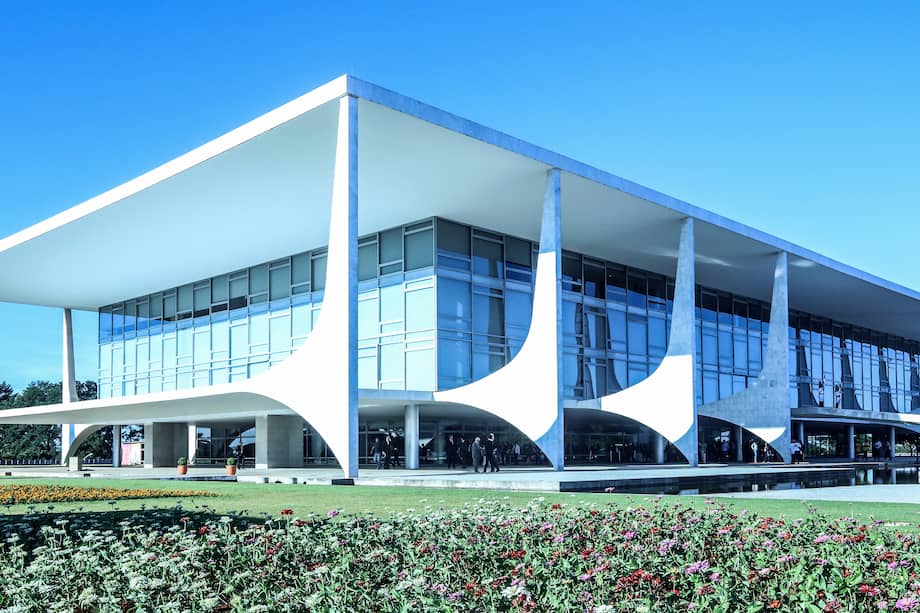 El Pálacio de Planalto es la sede presidencial de Brasil desde 1960. Diseñada por el arquitecto Oscar Niemeyer, reabre sus puertas tras el intento de golpe de Estado en enero de 2023.