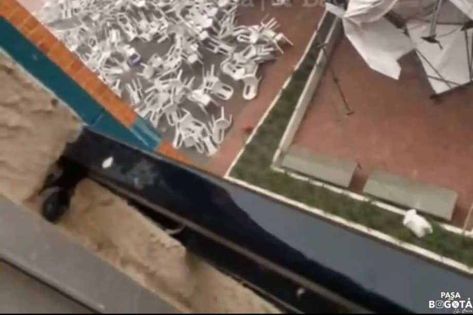 Momentos de pánico vivieron más de 200 residentes en Suba cuando un vendaval derribó la carpa durante una asamblea de copropietarios, dejando cuatro adultos y un menor lesionados.