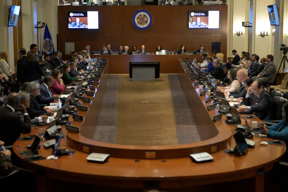En la sesión extraordinaria de la Organización de Estados Americanos de este miércoles, en Washington (Estados Unidos), Colombia no apoyó una resolución que exigía explicaciones a Venezuela. EFE/ Lenin Nolly