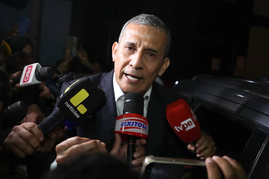 El expresidente peruano Ollanta Humala habla con periodistas al salir de la penitenciaría de Barbadillo.