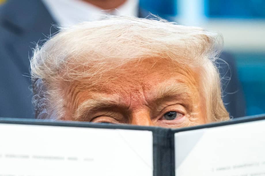 El presidente Donald Trump firma una orden ejecutiva en la Casa Blanca.