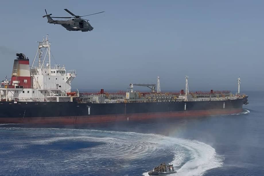 a UE difundió una imagen del abordaje al petrolero MV South Star, sospechoso de pertenecer a la "flota sombra" rusa utilizada para evadir sanciones.