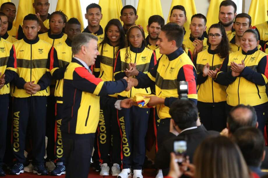 Puerta (dere.) cuando recibe la bandera del presidente Juan Manuel Santos. / Coldeportes