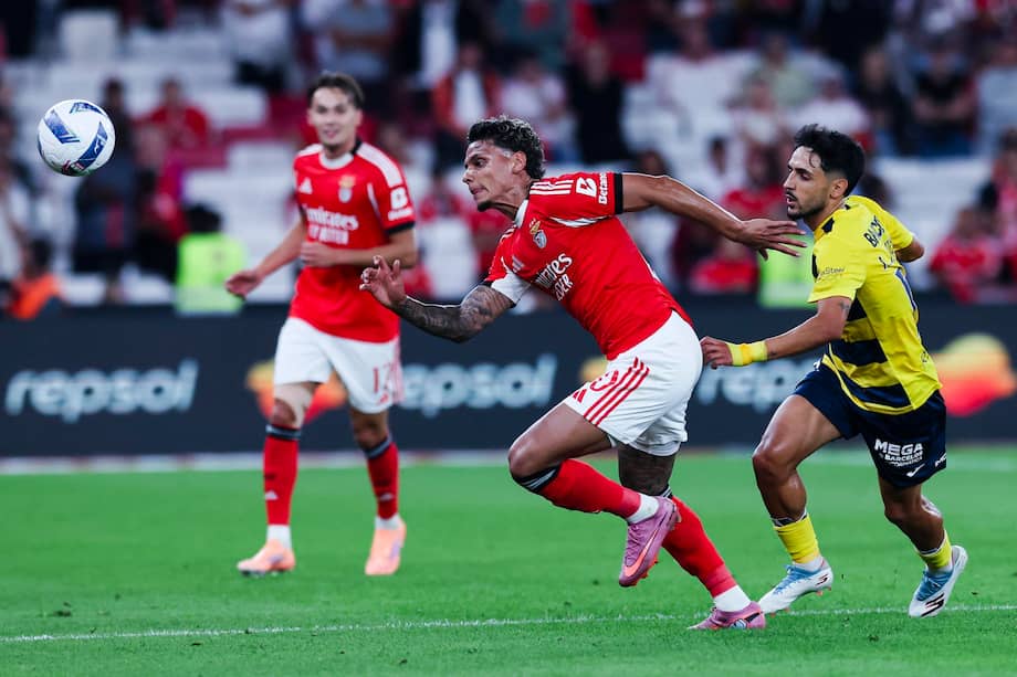 Richard Ríos, jugador de Benfica, disputa el balón contra Gil Vicente, jugador de Luis Esteves.