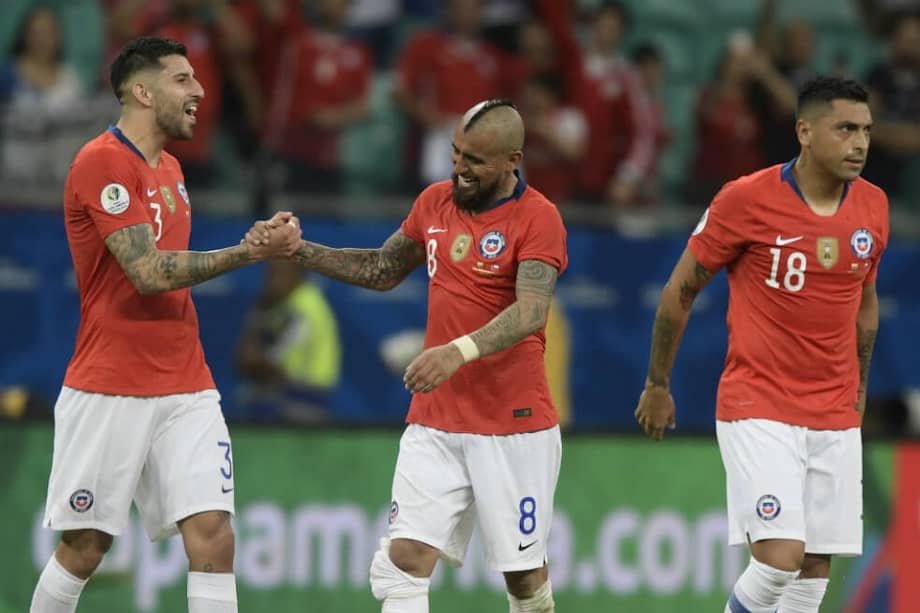 Los jugadores de Chile celebran tras vencer a Ecuador 2-1. / AFP