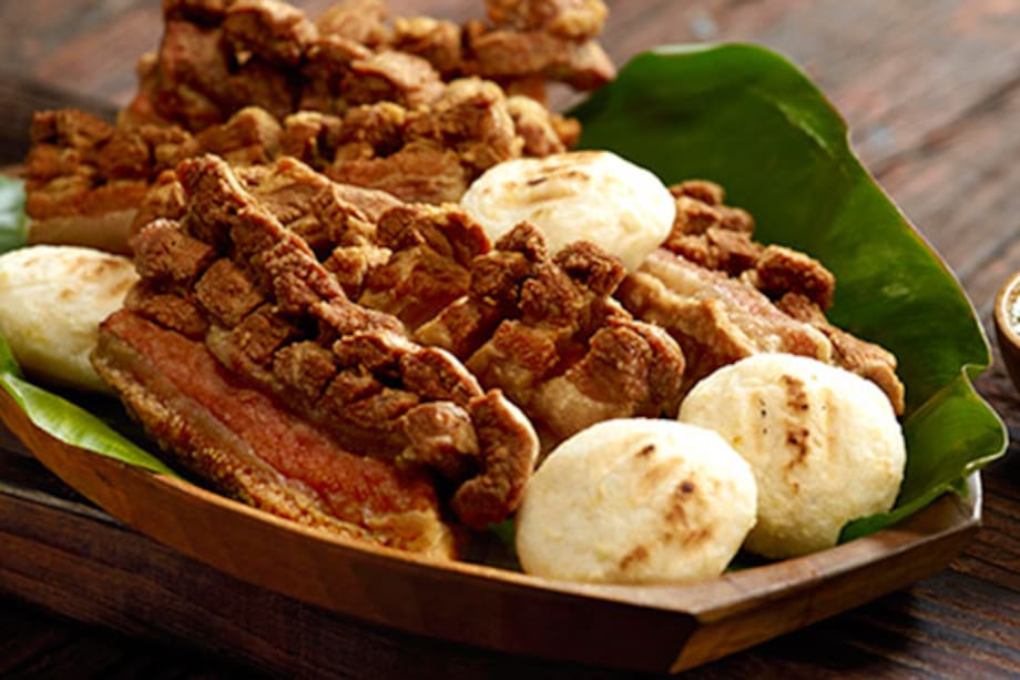 Aprenda a preparar un chicharrón con arepa