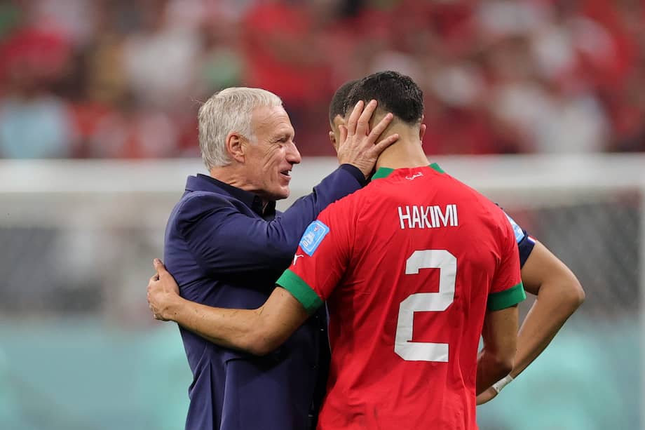 Deschamps junto a Achraf Hakimi tras el pitazo final de la segunda semifinal de la Copa del Mundo.