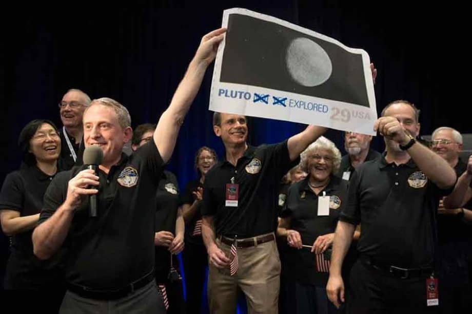 El investigador principal del programa New Horizons, Alan Stern (i), celebra que la nave espacial estadounidense "New Horizons" ha logrado aproximarse a unos 12.500 kilómetros (7.800 millas) de Plutón, lo más cerca que se ha estado nunca del desconocido planeta enano. / Agencia EFE
