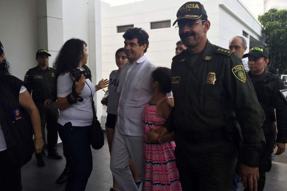 Daniela Mora en compañía de su padre, Diego Mora, y el general Rodolfo Palomino. / Cortesía Policía Nacional