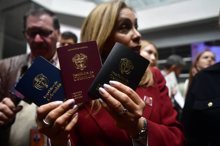 Gerente general de la Imprenta Nacional, Viviana León, con los tres tipos de pasaportes que conforman el nuevo esquema.