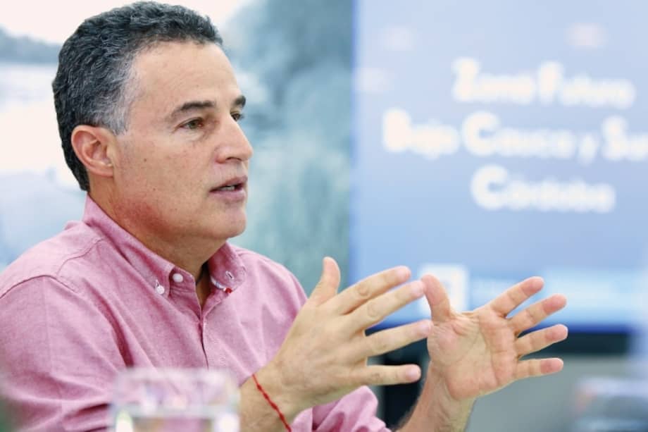 El gobernador de Antioquia, Aníbal Gaviria, se reunió con integrantes de la Secretaría de Seguridad y Justicia del departamento, miembros de la Fuerza Pública y los alcaldes de Santo Domingo y Titiribí.