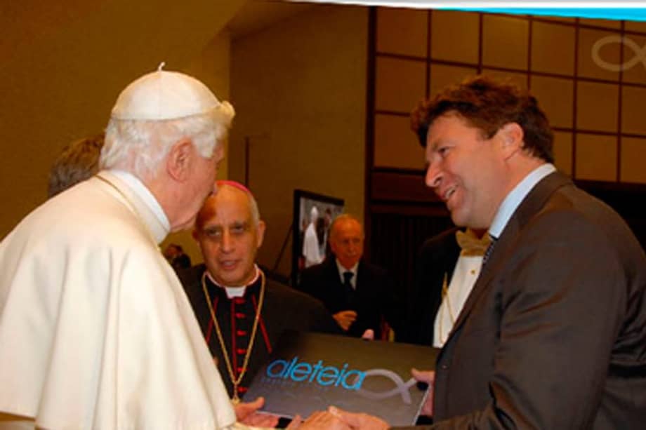El papa Benedicto XVI recibe las novedades del 'Facebook de los católicos' Foto: aleteia.org