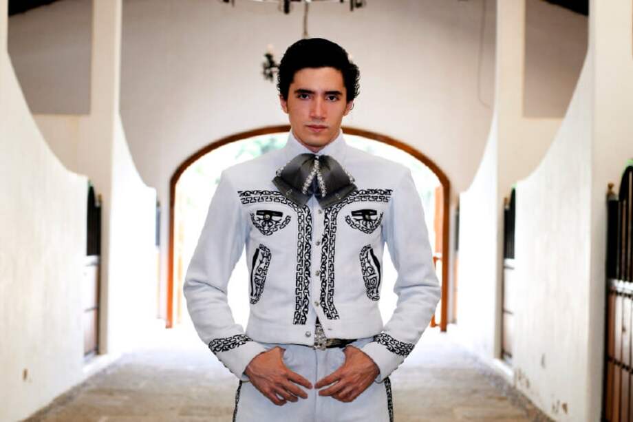 Alex Fernández, hijo de Alejandro, lanzó su disco “Sigue la dinastía” con el apoyo de su abuelo, Vicente Fernández. / Cortesía